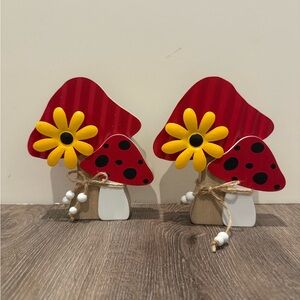🦋 2 for $10!🦋 Adorable Wooden Mushrooms with Sunflowers- Set of 2- NWT